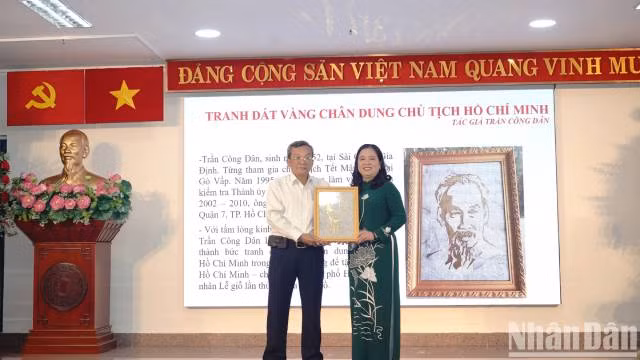 Avec un profond respect pour le Président Hô Chi Minh, Tran Cong Dan a conçu, esquissé puis achevé un portrait du Président en feuille d’or en un mois, pour l’offrir au Musée Hô Chi Minh - branche de Hô Chi Minh-Ville à l’occasion de la 55e commémoration de sa disparition. Photo : nhandan.vn