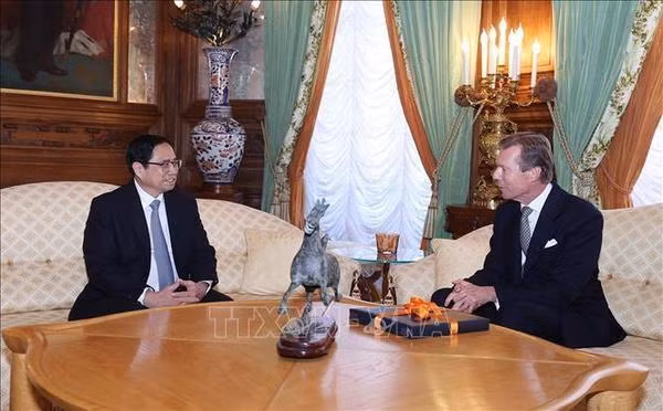 Le Premier ministre Pham Minh Chinh (gauche) et le Grand-Duc de Luxembourg, Henri. Photo : VNA Le Premier ministre Pham Minh Chinh (gauche) et le Grand-Duc de Luxembourg, Henri. Photo : VNA