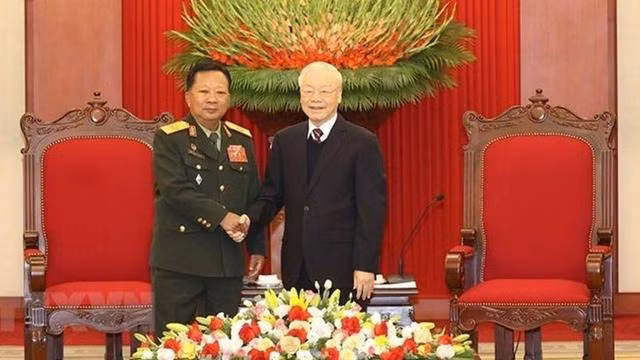 Le Secrétaire général du Parti communiste vietnamien, Nguyên Phu Trong (à droite) et le Vice-Premier ministre et ministre lao de la Défense, Chansamon Chanlyath. Photo : VNA.