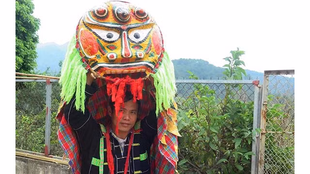 L'excellent artiste Hoàng Van Cai est l'une des rares personnes qui préservent encore et pratiquent pleinement la danse du lion et les techniques de fabrication du lion-chat avec habileté. Photo : NDEL.