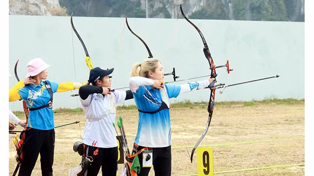 Les tireuses à l’arc en compétition aux 9es Jeux sportifs nationaux. Photo : VNA/CVN