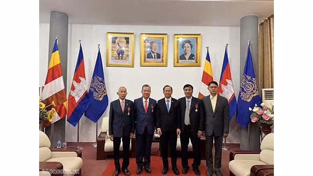 L'ambassadeur du Cambodge au Vietnam, Chay Navuth, décerne des médailles royales Sahametrei à 3 employés qui ont apporté des contributions aux activités de l’ambassade du Cambodge au Vietnam pendant de nombreuses années. Photo : baquocte.vn