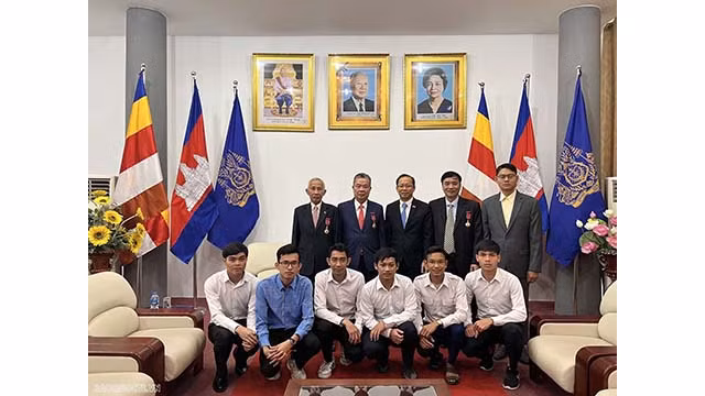L’ambassadeur cambodgien a décerné des certificats de mérite à 7 étudiants du comité exécutif de l’Association des étudiants cambodgiens au Vietnam. Photo : baoquocte.vn