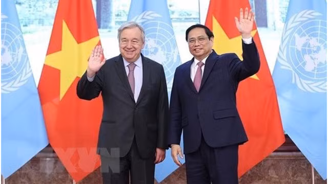 Le Premier ministre Pham Minh Chinh (à droite) reçoit le secrétaire général des Nations unies António Guterres dans le cadre de sa visite officielle au Vietnam les 21 et 22 octobre 2022. (Photo : VNA)