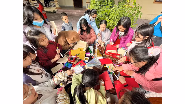 Les enfants au stand de création de leurs cartes de voeux de Noël. Photo : CVN. Les enfants au stand de création de leurs cartes de voeux de Noël. Photo : CVN.