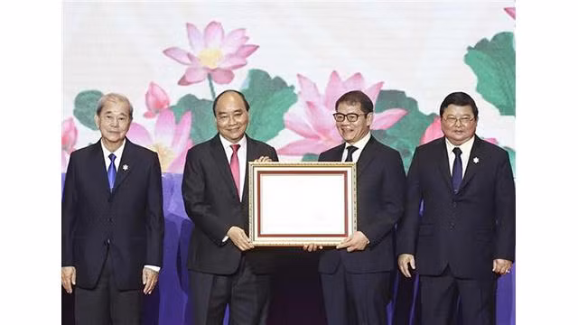 Le Président Nguyên Xuân Phuc remet l’Ordre du Travail de première classe à THACO. Photo : VNA.