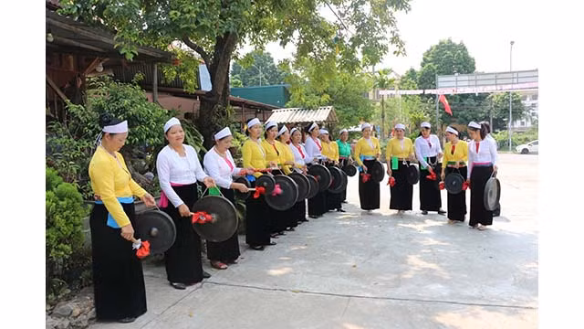 Les femmes du quartier de Thinh Lang, ville de Hoa Binh City, jouent souvent des gongs lors d'activités de festival ou d'événements locaux importants. Photo MH