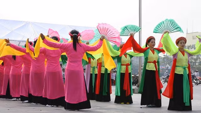 L'ancienne danse des drapeaux et des éventails est apparue sous la dynastie Trân et préservée dans le village de Giang. Photo : NDEL.