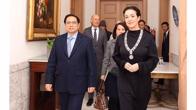 Le Premier ministre Pham Minh Chinh et la maire de la ville d'Amsterdam, Femke Halsema. Photo : VNA.