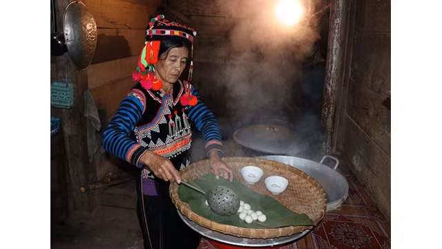 Le « bánh trôi » est le premier plat d’offrande aux ancêtres lors des jours du Têt traditionnel pour qu'ils bénissent tous les membres de la famille pour une santé abondante, de bonnes affaires, une économie aisée, une famille paisible et heureuse, un village uni, un bon climat. Photo : VNA.