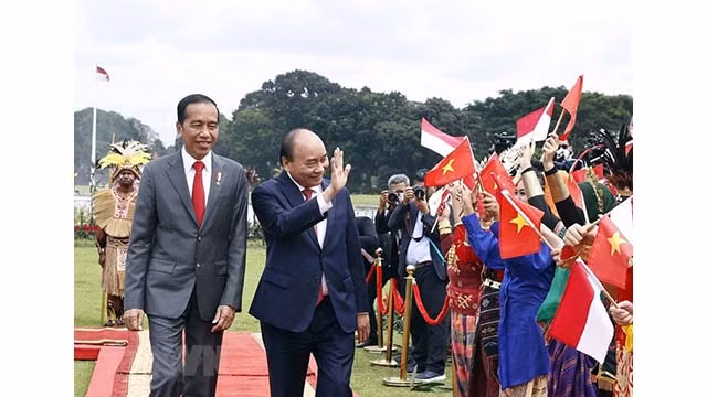 Le Président Nguyên Xuân Phuc (à gauche) et son homologue indonésien Joko Widodo à la cérémonie d’accueil officielle, le 22 octobre. Photo : VNA.