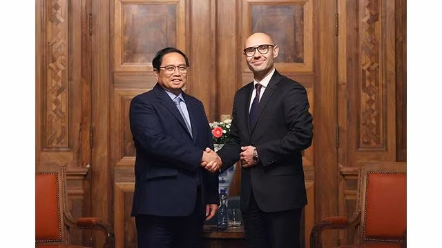 Le Premier ministre Pham Minh Chinh (à gauche) et le secrétaire général de la CPA Marcin Czepelak, au siège de la CPA au Palais de la Paix à La Haye. Photo : VNA.