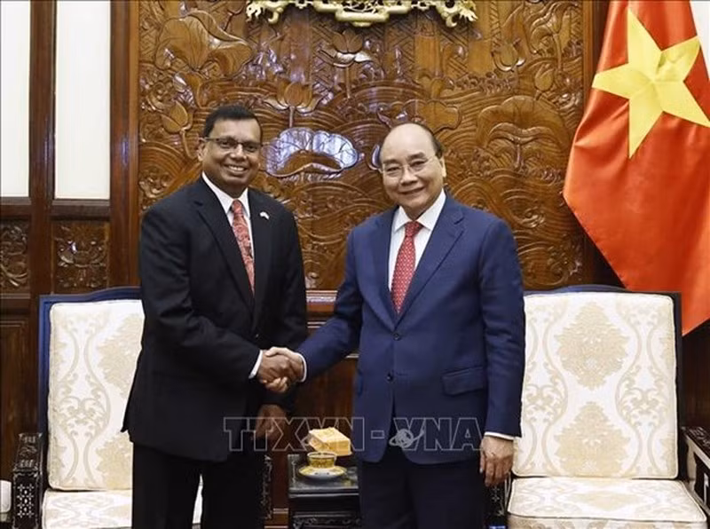 Le Président Nguyên Xuân Phuc et l'ambassadeur du Sri Lanka, Prasanna Gamage. Photo : VNA. 