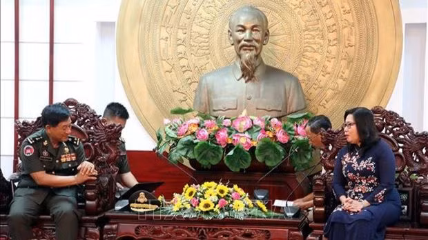 Réception de la délégation du commandement de la Gendarmerie royale du Cambodge, le 5 janvier à Soc Trang. Photo : VNA.