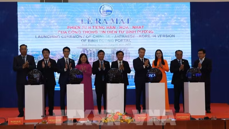 La cérémonie d’inauguration des versions sud-coréenne, chinoise et japonaise du portail d’information électronique de Binh Duong. Photo : VNA.