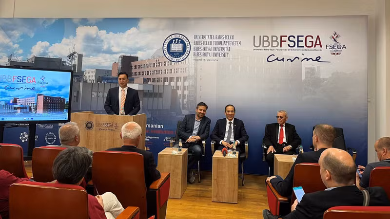 Lors de la cérémonie de lancement du livre « Un Vietnam miracle » rédigé par le Dr Pavel Suian de la Faculté d’économie de l’Université de Babes Bolyai. Photo: baoquocte