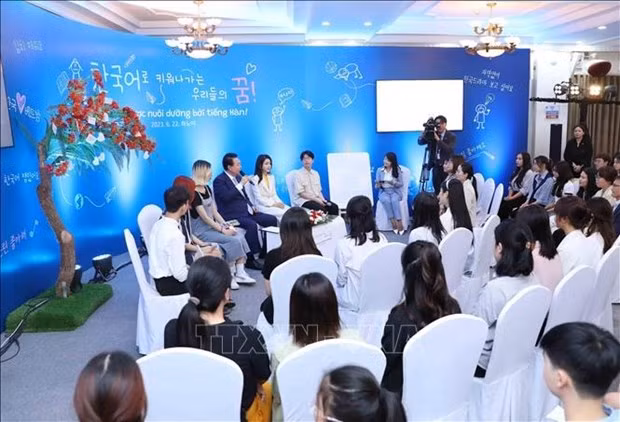 Le Président sud-coréen Yoon Suk Yeol et son épouse Kim Keon Hee ont eu une rencontre avec les étudiants de la Faculté des langues et de la culture sud-coréennes, de l’Université de Langues étrangères (Université nationale de Hanoï). Photo : VNA.