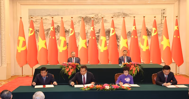 Le secrétaire général et président vietnamien Tô Lâm (à gauche, 2e plan) et son homologue chinois Xi Jinping supervisent la signature de l’Accord de coopération professionnelle entre l’Agence vietnamienne d’information et l’agence de presse Xinhua, à Pékin, le 19 août 2024. Photo : VNA.