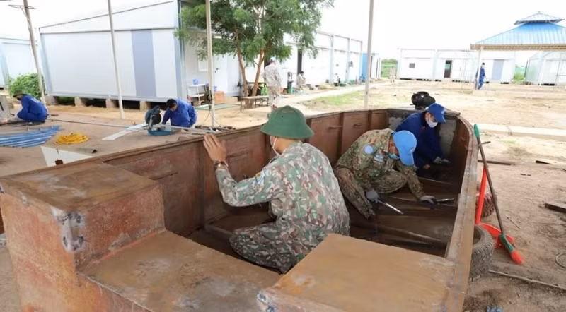 L'équipe de génie militaire du Vietnam a également réparé deux bateaux pour la communauté Mijak à Abyei. Photo: L'Unité de génie militaire du Vietnam