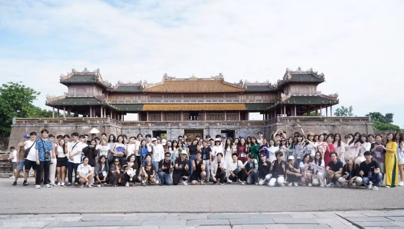 Les jeunes Vietnamiens à l'étranger rendent visite à Dai Nôi Huê (Grand Intérieur). Photo : baoquocte.vn