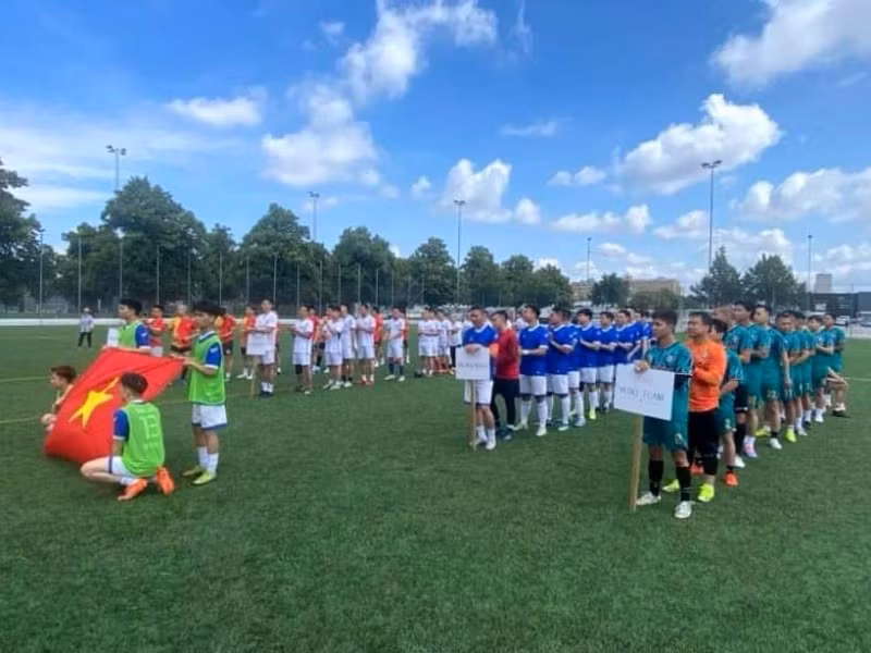 Quatre équipes, avec plus de 60 joueurs originaires de Stockholm, Malmö et Helsingborg, ainsi qu'un grand nombre de membres de la communauté des Vietnamiens du comté de Scanie et des environs. Photo : thoidai.com.vn