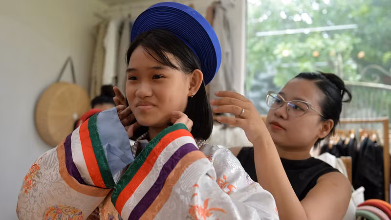 Mme Hà (robe noire sur la photo), propriétaire d'un magasin de location de costumes dans la rue Lê Huân (ville de Huê). Photo : nhandan.vn
