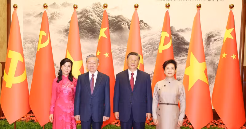 Les dirigeants Tô Lâm et Xi Jinping et leurs épouses. Photo: VNA