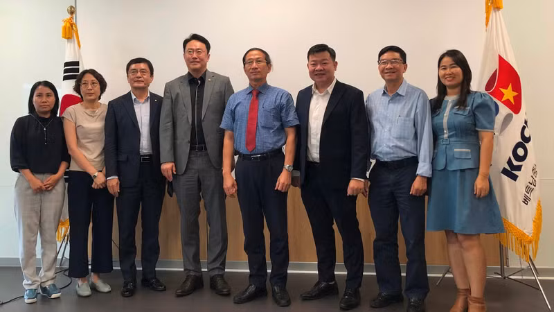Dans la photo, Choi BunDo, président de l'Association de Commerce Coréenne au Vietnam (4e à partir de la gauche), Trân Hoàng, rédacteur en chef du magazine Doanh Nhân Sài Gon (5e à partir de la gauche), et Truong Gia Bao, vice-président et secrétaire général de l'Union des Associations de l'Immobilier Industriel du Vietnam (6e à partir de la gauche). Photo : doanhnhansaigon.vn 