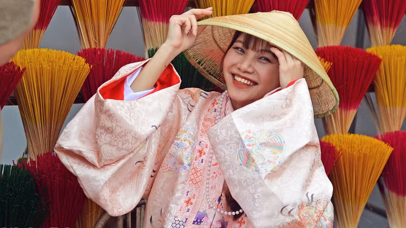 Ces dernières années, les jeunes ont accordé une attention particulière aux costumes anciens. Photo : nhandan.vn