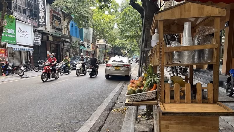 Ces dernières années, les stands de jus de fruits ont émergé comme une nouvelle tendance culinaire de rue. Photo : VOV.