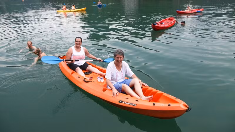 Les visiteurs australiens visitent le Vietnam. Photo : VOV.