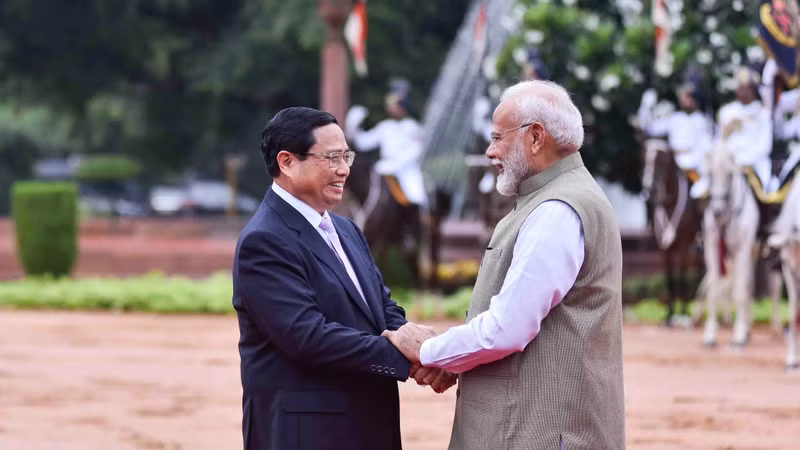 Le Premier ministre indien Narendra Modi accueille le Premier ministre Pham Minh Chinh lors de la visite d'État en Inde effectuée du 30 juillet au 1er août. Photo : baoquocte.vn