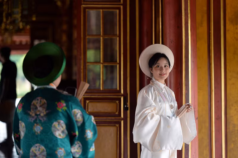 Le Dai Nôi (Grand Intérieur) de Huê est un lieu apprécié pour les jeunes pour conserver des beaux moments avec l'ao dài. Photo : nhandan.vn