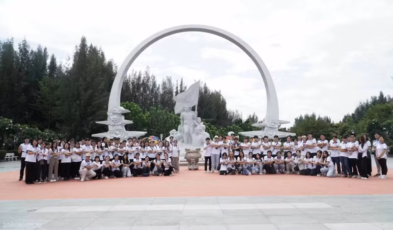 Des jeunes visitent et offrent de l'encens sur le site commémoratif des soldats de Gac Ma. Photo : baoquocte.vn