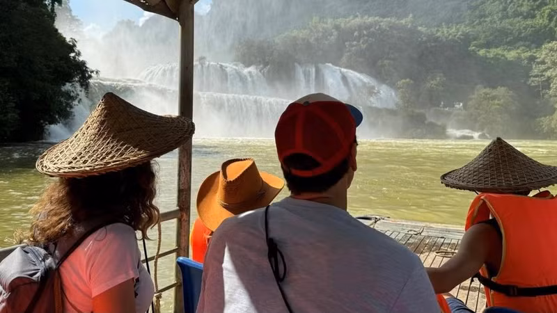 Pierre Caussin a été impressionné par la grandeur des chutes. Photo : VOV.