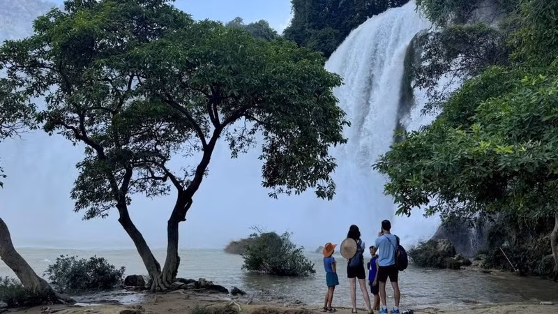 La famille de M. Pierre Caussin, de nationalité française, composée de quatre personnes, a passé près d'une heure dans la zone des chutes de Ban Giôc. Photo : VOV.