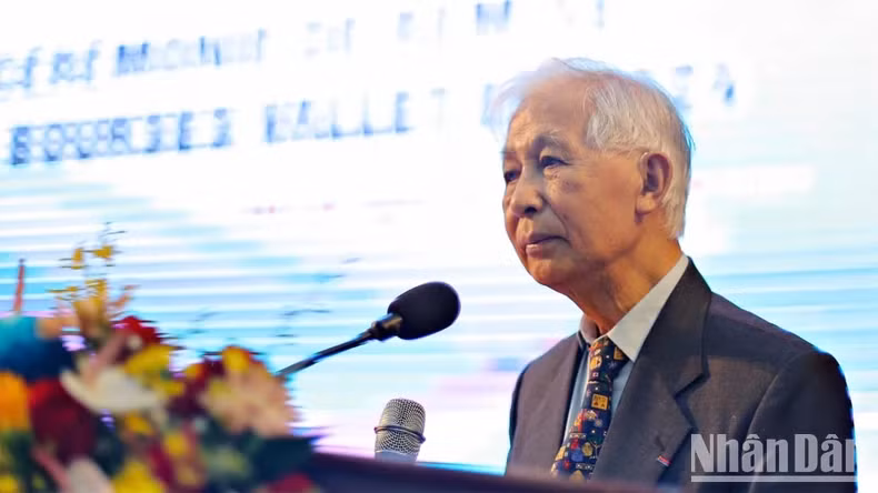 Le professeur Trân Thanh Vân s'exprime lors de la cérémonie de remise des bourses Vallet aux élèves et étudiants méritants des provinces du Tây Nguyên et des provinces de Khanh Hoa et Ninh Thuân. Photo : nhandan.vn