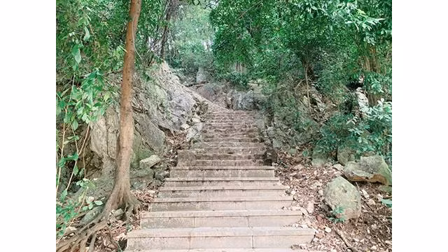 Pour arriver au sommet du mont Non Nuoc, les visiteurs devront franchir 72 marches en pierre, divisées en 5 niveaux. Photo : Journal Tôquôc. Pour arriver au sommet du mont Non Nuoc, les visiteurs devront franchir 72 marches en pierre, divisées en 5 niveaux. Photo : Journal Tôquôc.