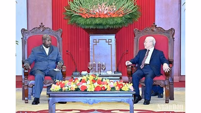 Le Secrétaire général du Parti communiste du Vietnam (PCV), Nguyên Phu Trong (à droite), et le Président ougandais et leader du Mouvement de résistance nationale (NRM), Yoweri Kaguta Museveni. Photo : NDEL.