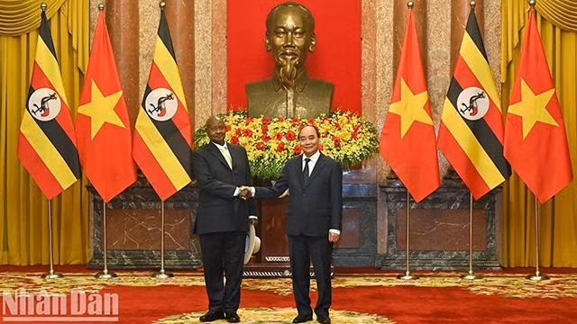 Le Président vietnamien Nguyên Xuân Phuc et le Président ougandais, Yoweri Kaguta Museveni lors de la cérémonie d'accueil. Photo : NDEL.