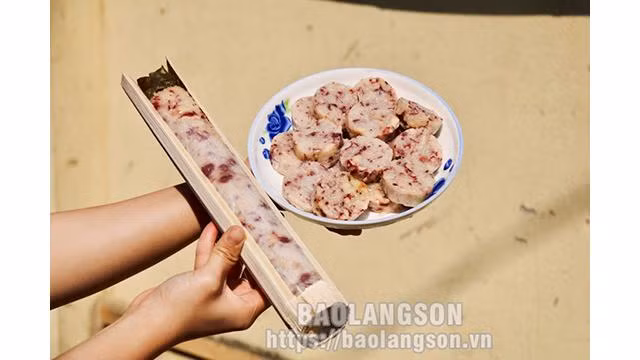 Le com lam est un plat simple, mais laisse une impression inoubliable chez ceux qui l'ont déjà apprécié. La simple combinaison de riz blanc avec du sel de sésame donne un goût étrangement délicieux. Photo: baolangson.vn Le com lam est un plat simple, mais laisse une impression inoubliable chez ceux qui l'ont déjà apprécié. La simple combinaison de riz blanc avec du sel de sésame donne un goût étrangement délicieux. Photo: baolangson.vn
