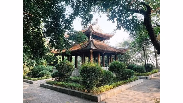 Le mont Non Nuoc, également connu sous le nom de Duc Thuy Son, est une montagne située au bord du confluent des rivières Day et Vân dans le quartier Thanh Binh de la ville de Ninh Binh. Photo : Journal Tôquôc.