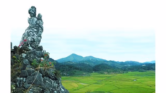 La légende de Tô Thi est imprégnée dans l’âme des Vietnamiens, l'image d'une mère tenant son enfant attendant son mari au sommet d'une haute montagne comme un symbole de loyauté des femmes vietnamiennes. Photo : http://dulich24.com.vn La légende de Tô Thi est imprégnée dans l’âme des Vietnamiens, l'image d'une mère tenant son enfant attendant son mari au sommet d'une haute montagne comme un symbole de loyauté des femmes vietnamiennes. Photo : http://dulich24.com.vn