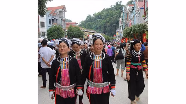 Les gens des groupes ethniques portent des costumes traditionnels au marché tôt le matin. Photo : baodantoc.vn