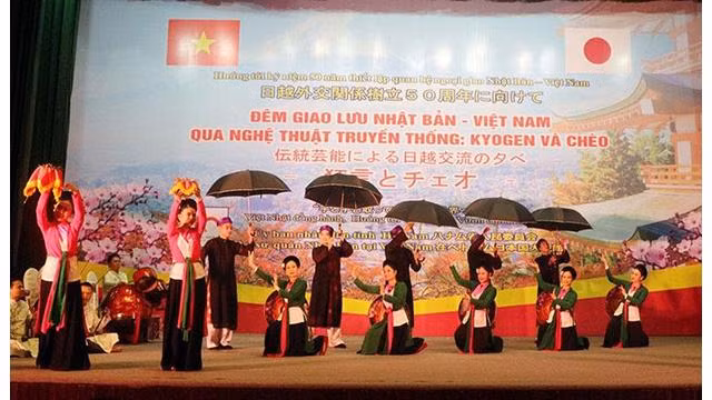 Le numéro du "chèo" interprété par des artistes du théâtre "chèo" (Opéra du Nord) de la province de Ha Nam. Photo : NDEL.