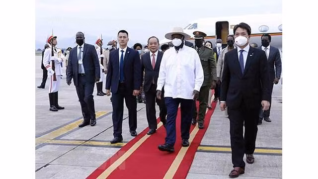 La cérémonie d'accueil du Président de la République d'Ouganda Yoweri Kaguta Museveni à l'aéroport international de Nôi Bài. Photo : VNA.