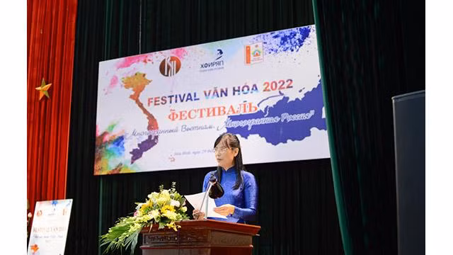 La directrice de l'Institut Pouchkine à Hanoï, Nguyên Thi Thu Dat, s'exprime lors de la cérémonie d'ouverture. Photo : thoidai.com.vn