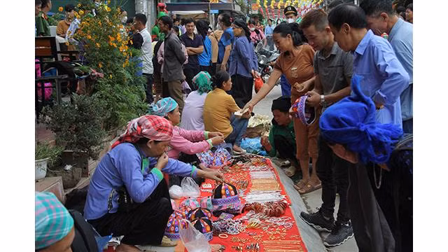 Ses caractéristiques uniques ne sont pas seulement l’achat et la vente et les échanges animés, mais aussi la préservation des identités culturelles des Tày et H’Mông, Dao, Lô Lô... Photo : baodantoc.vn Ses caractéristiques uniques ne sont pas seulement l’achat et la vente et les échanges animés, mais aussi la préservation des identités culturelles des Tày et H’Mông, Dao, Lô Lô... Photo : baodantoc.vn
