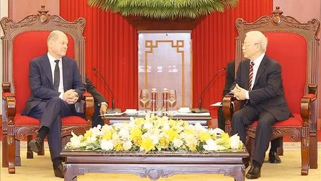 Le Secrétaire général du PCV, Nguyên Phu Trong (à droite), et le chancelier allemand Olaf Scholz. Photo : VNA.