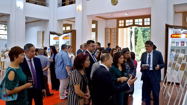Les visiteurs lors de l'exposition. Photo : thoidai.com.vn